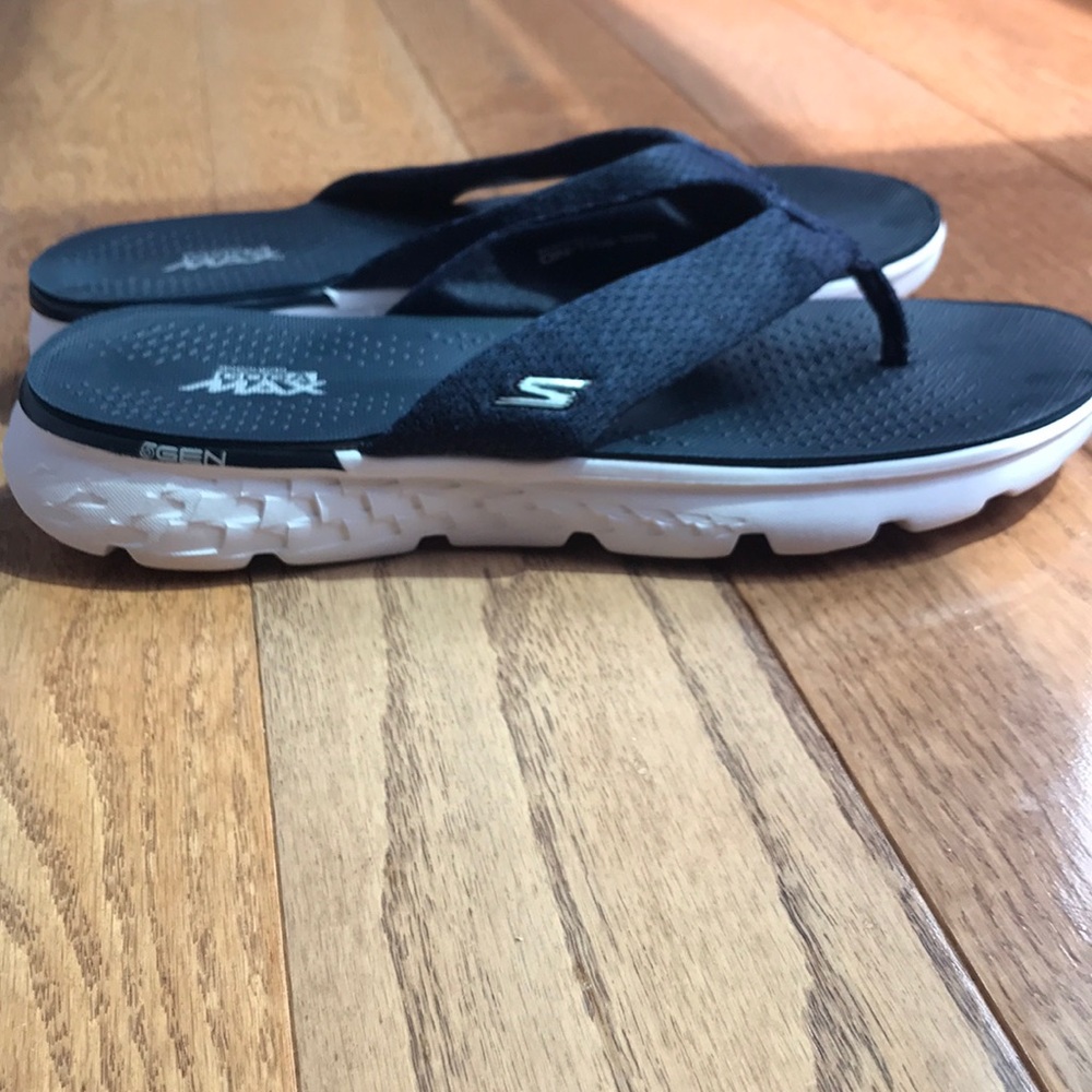 Skechers Goga Max sandals